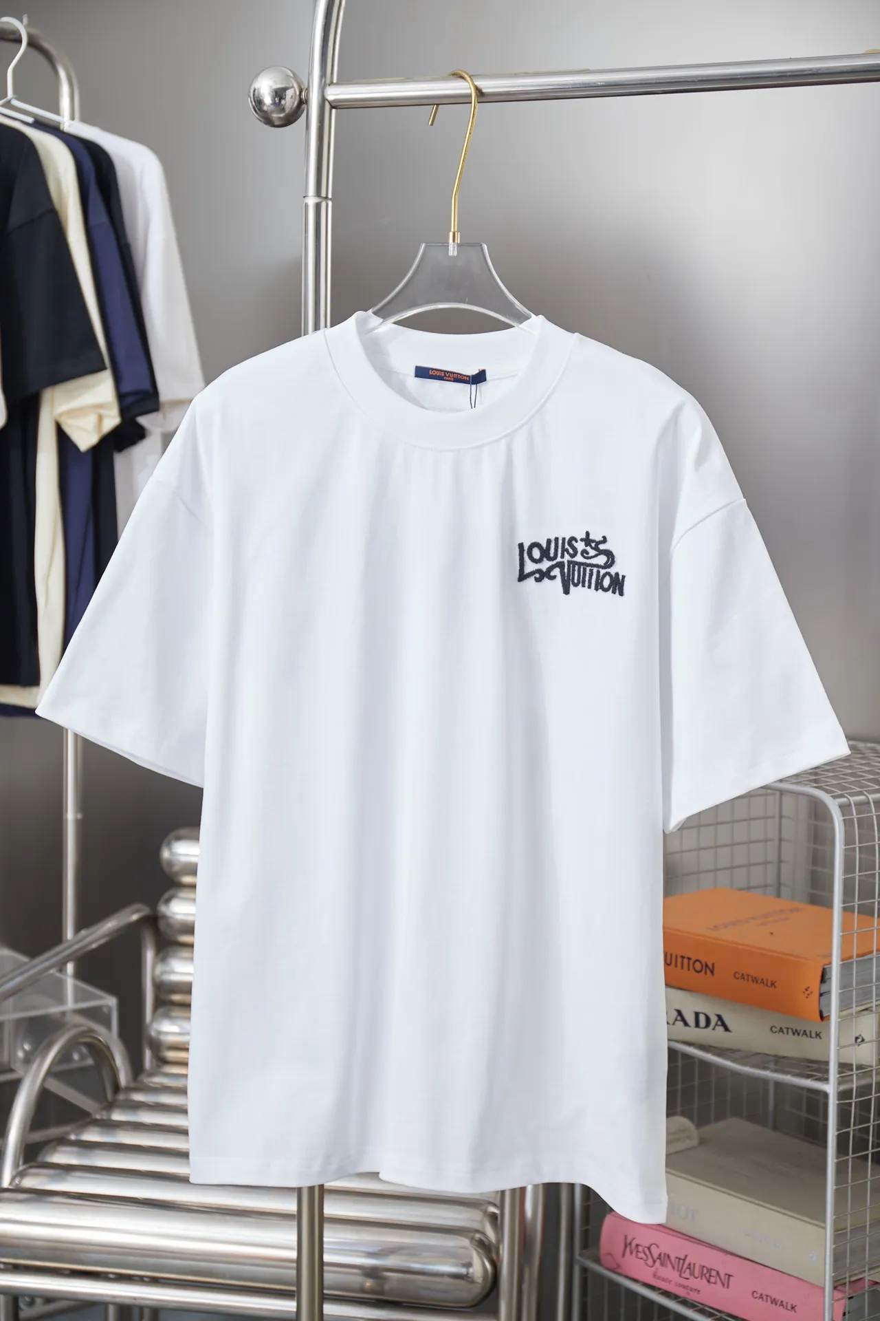 🅿️200 1V 25SS early spring new style short sleeves with embroidered letters, light luxury, a must-have item for daily commuting for men and women, correct version, welcome to compare, detailed features · 320g 100% pure cotton double yarn jersey fabric · Special thickened 32 pieces of double-strand 1X1 thread in the same vat custom dyeing · Imported Tajima machine rope embroidery letter logo · Double needle stitching cross-stitching process · Original main mark, washable tag, brand moisture-proof paper packaging Color: black/white Size: S/M/L/XL